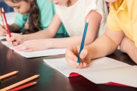 Enfants qui écrivent dans un cahier