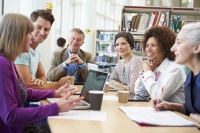 Équipe de travail qui collabore pour un mémoire
