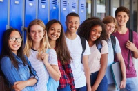 dolescents élèves souriants à la caméra dans le couloir de l'école